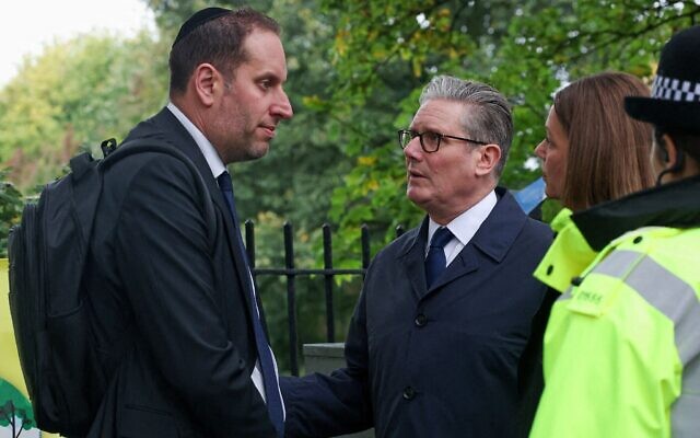 Le Premier ministre britannique Keir Starmer et son épouse Victoria discutent avec un membre de la communauté juive locale alors qu'ils visitent les lieux de l'attaque terroriste devant la synagogue de la Congrégation hébraïque de Heaton Park à Crumpsall, au nord de Manchester, le 3 octobre 2025. (Crédit : Phil Noble/Pool/AFP)