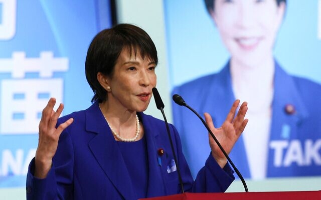 Sanae Takaichi, candidate au poste de Premier ministre japonais et ancienne ministre de la Sécurité économique, s'exprime lors de l'élection à la présidence du Parti libéral démocrate (PLD) à Tokyo, le 4 octobre 2025. (Crédit : Photo de Kim Kyung-Hoon/POOL/AFP)