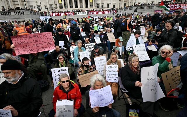 Des manifestants tenant des pancartes lors d'une manifestation intitulée « Lift The Ban » (Levez l'interdiction) en soutien au groupe interdit Palestine Action, appelant à la levée de l'interdiction récemment imposée, à Trafalgar Square, dans le centre-ville de Londres, le 4 octobre 2025. (Crédit : Justin Tallis/AFP) Des manifestants tenant des pancartes lors d'une manifestation intitulée « Lift The Ban » (Levez l'interdiction) en soutien au groupe interdit Palestine Action, appelant à la levée de l'interdiction récemment imposée, à Trafalgar Square, dans le centre-ville de Londres, le 4 octobre 2025. (Crédit : Justin Tallis/AFP)