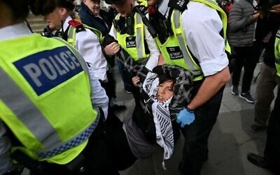 Une manifestante est emmenée par des policiers lors d'une manifestation « Lift The Ban » en soutien au groupe anti-israélien interdit au Royaume-uni Palestine Action, appelant à la levée de l'interdiction récemment imposée, à Trafalgar Square, dans le centre de Londres, le 4 octobre 2025. (Crédit : JUSTIN TALLIS / AFP) Une manifestante est emmenée par des policiers lors d'une manifestation « Lift The Ban » en soutien au groupe anti-israélien interdit au Royaume-uni Palestine Action, appelant à la levée de l'interdiction récemment imposée, à Trafalgar Square, dans le centre de Londres, le 4 octobre 2025. (Crédit : JUSTIN TALLIS / AFP)