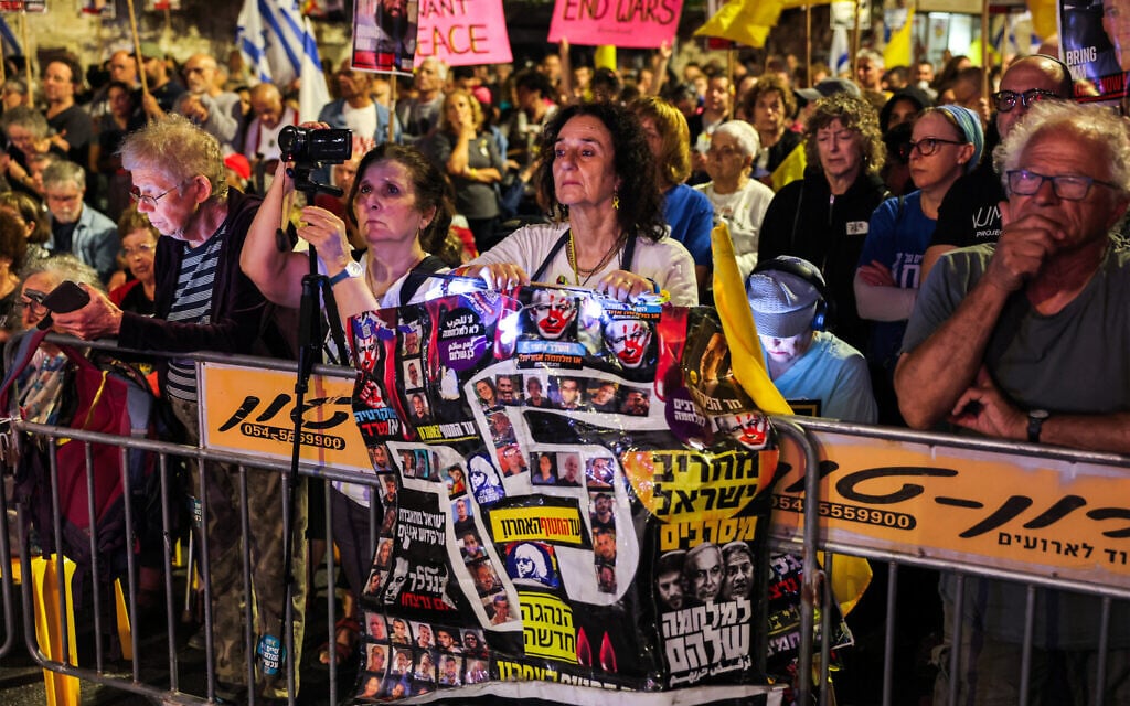 Des manifestants se rassemblent lors d'une manifestation antigouvernementale devant la résidence du Premier ministre à Jérusalem, le 4 octobre 2025. (Ahmad GHARABLI / AFP)