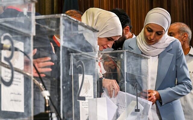 Des femmes appartenant aux comités locaux syriens votent dans le cadre du processus de sélection national visant à désigner un parlement provisoire, à Damas, le 5 octobre 2025. (Crédit : LOUAI BESHARA / AFP)