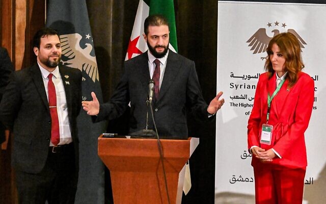 Le président par intérim syrien Ahmed al-Sharaa  dans un bureau de vote où les membres des comités locaux syriens ont voté dans le cadre du processus électoral visant à désigner un parlement provisoire, à Damas, le 5 octobre 2025. (Crédit : LOUAI BESHARA / AFP)
