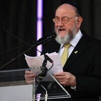Le Grand Rabbin du Royaume-Uni, Ephraïm Mirvis, s’adressant aux personnes rassemblées à l’occasion d’un événement commémoratif organisé par la communauté juive en hommage aux victimes du pogrom perpétré par le groupe terroriste palestinien du Hamas le 7 octobre 2023, à Trafalgar Square, à Londres, le 5 octobre 2025. (Crédit : Henry Nicholls/AFP)