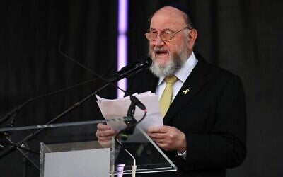 Le Grand Rabbin du Royaume-Uni, Ephraïm Mirvis, s’adressant aux personnes rassemblées à l’occasion d’un événement commémoratif organisé par la communauté juive en hommage aux victimes du pogrom perpétré par le groupe terroriste palestinien du Hamas le 7 octobre 2023, à Trafalgar Square, à Londres, le 5 octobre 2025. (Crédit : Henry Nicholls/AFP)