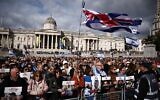 Une foule s'est rassemblée pour un événement commémoratif organisé par la communauté juive en hommage aux victimes du massacre du Hamas dans le sud d'Israël, le 7 octobre 2023, à Trafalgar Square, à Londres, le 5 octobre 2025. (CRÉDIT : HENRY NICHOLLS / AFP)