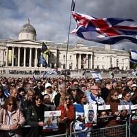 Une foule s'est rassemblée pour un événement commémoratif organisé par la communauté juive en hommage aux victimes du massacre du Hamas dans le sud d'Israël, le 7 octobre 2023, à Trafalgar Square, à Londres, le 5 octobre 2025. (CRÉDIT : HENRY NICHOLLS / AFP)