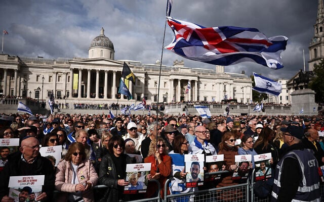 Une foule s'est rassemblée pour un événement commémoratif organisé par la communauté juive en hommage aux victimes du massacre du Hamas dans le sud d'Israël, le 7 octobre 2023, à Trafalgar Square, à Londres, le 5 octobre 2025. (CRÉDIT : HENRY NICHOLLS / AFP) Une foule s'est rassemblée pour un événement commémoratif organisé par la communauté juive en hommage aux victimes du massacre du Hamas dans le sud d'Israël, le 7 octobre 2023, à Trafalgar Square, à Londres, le 5 octobre 2025. (CRÉDIT : HENRY NICHOLLS / AFP)
