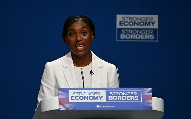 La dirigeante du principal parti d'opposition britannique, le Parti conservateur, Kemi Badenoch, prononce un discours de bienvenue lors de la première journée du congrès annuel du Parti conservateur à Manchester, dans le nord-ouest de l'Angleterre, le 5 octobre 2025. (Crédit : Paul ELLIS / AFP)