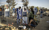Les familles d'une victime des attentats du 7 octobre 2023 nettoient et décorent leur mémorial sur le site du festival Nova à Reim, dans le sud d'Israël, le 6 octobre 2025, la veille du deuxième anniversaire des attentats. (Crédit : JOHN WESSELS / AFP)