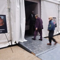 L'entrée du pavillon présentant une exposition rendant hommage aux victimes des attentats du 7-Octobre et en soutien aux otages alors détenus à Gaza, à Paris, le 6 octobre 2025.  (Crédit : GEOFFROY VAN DER HASSELT / AFP)