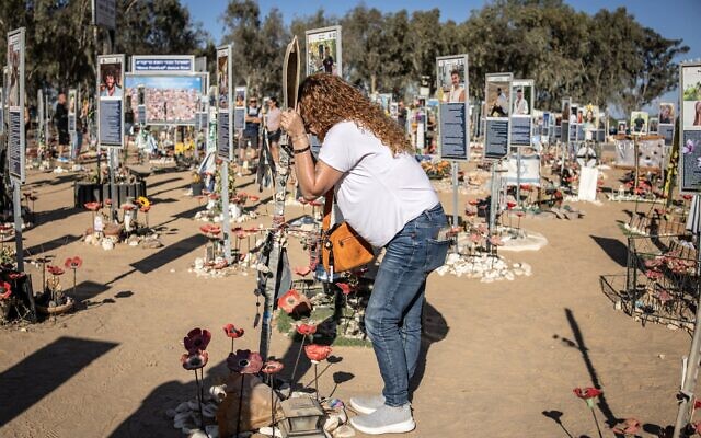 Une femme devant l'un des mémoriaux dédiés aux victimes des attentats du 7 octobre 2023, sur le site du Nova Festival à Reim, dans le sud d'Israël, à l'occasion du deuxième anniversaire des attentats, le 7 octobre 2025 (Crédit : JOHN WESSELS / AFP). Une femme devant l'un des mémoriaux dédiés aux victimes des attentats du 7 octobre 2023, sur le site du Nova Festival à Reim, dans le sud d'Israël, à l'occasion du deuxième anniversaire des attentats, le 7 octobre 2025 (Crédit : JOHN WESSELS / AFP).