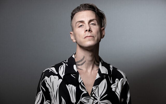 Le chanteur et compositeur israélien Asaf Avidan pose lors d'une séance photo le 3 septembre 2020 à Paris. (Crédit : JOEL SAGET / AFP) Le chanteur et compositeur israélien Asaf Avidan pose lors d'une séance photo le 3 septembre 2020 à Paris. (Crédit : JOEL SAGET / AFP)