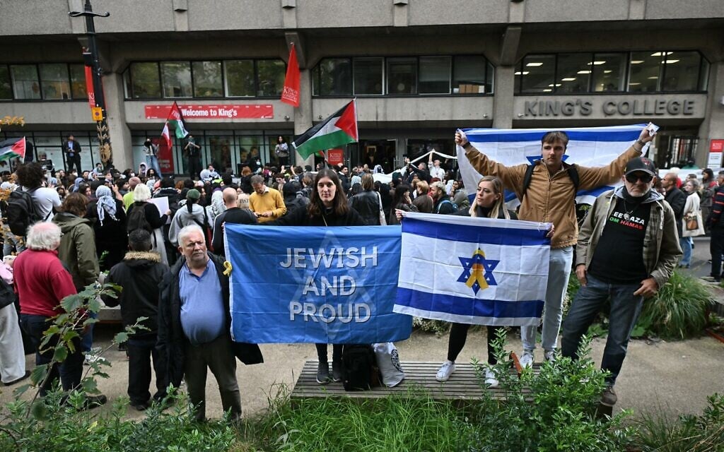 Illustration : des contre-manifestants brandissent des drapeaux israéliens et posent devant les caméras tandis que des étudiants pro-palestiniens brandissent des drapeaux et scandent des slogans devant le King's College de Londres, lors d'une marche interuniversitaire pour Gaza à Londres, le 7 octobre 2025, au deuxième anniversaire de l'attaque meurtrière menée par le Hamas contre Israël. (Crédit : JUSTIN TALLIS / AFP)