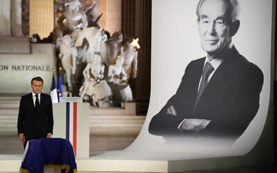 Le président français Emmanuel Macron rend hommage à Robert Badinter, ancien ministre de la Justice et président du Conseil constitutionnel, lors de la cérémonie d'intronisation au Panthéon, le 9 octobre 2025. (Crédit : Christophe Ena / POOL / AFP)