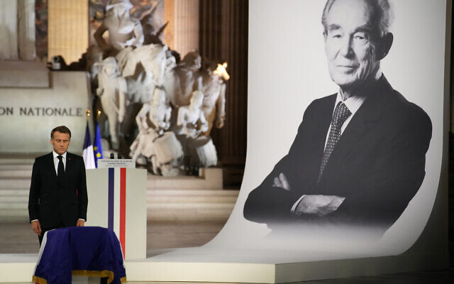 Le président français Emmanuel Macron rend hommage à Robert Badinter, ancien ministre de la Justice et président du Conseil constitutionnel, lors de la cérémonie d'intronisation au Panthéon, le 9 octobre 2025. (Crédit : Christophe Ena / POOL / AFP)