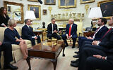 Le président américain Donald Trump rencontrant le président finlandais Alexander Stubb et le Premier ministre Petteri Orpo (2ᵉ à gauche) sous le regard du vice-président américain JD Vance (2ᵉ à droite) et du secrétaire d'État Marco Rubio (à droite), dans le Bureau ovale de la Maison Blanche, à Washington, le 9 octobre 2025. (Crédit : Jim Watson/AFP)