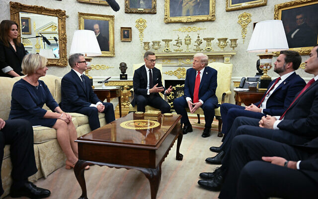 Le président américain Donald Trump rencontrant le président finlandais Alexander Stubb et le Premier ministre Petteri Orpo (2ᵉ à gauche) sous le regard du vice-président américain JD Vance (2ᵉ à droite) et du secrétaire d'État Marco Rubio (à droite), dans le Bureau ovale de la Maison Blanche, à Washington, le 9 octobre 2025. (Crédit : Jim Watson/AFP) Le président américain Donald Trump rencontrant le président finlandais Alexander Stubb et le Premier ministre Petteri Orpo (2ᵉ à gauche) sous le regard du vice-président américain JD Vance (2ᵉ à droite) et du secrétaire d'État Marco Rubio (à droite), dans le Bureau ovale de la Maison Blanche, à Washington, le 9 octobre 2025. (Crédit : Jim Watson/AFP)
