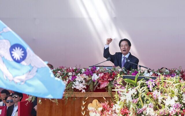 Le président taïwanais Lai Ching-te prononce un discours lors des célébrations de la fête nationale au palais présidentiel de Taipei, le 10 octobre 2025. (Crédit : I-HWA CHENG / AFP)