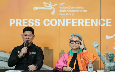 La présidente de la Fédération indonésienne de gymnastique, Ita Yuliati (à droite), et le président du Comité olympique indonésien, Raja Sapta Oktohari, assistant à une conférence de presse avant les 53ᵉ Championnats du monde de gymnastique artistique à l'Indonesia Arena de Jakarta, le 10 octobre 2025. L'Indonésie ne délivrera pas de visas aux athlètes israéliens pour les prochains championnats du monde de gymnastique artistique à Jakarta, a déclaré un ministre le 9 octobre, invoquant le soutien de la nation aux Palestiniens. (Crédit : Yasuyoshi Chiba/AFP)