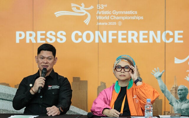 La présidente de la Fédération indonésienne de gymnastique, Ita Yuliati (à droite), et le président du Comité olympique indonésien, Raja Sapta Oktohari, assistant à une conférence de presse avant les 53ᵉ Championnats du monde de gymnastique artistique à l'Indonesia Arena de Jakarta, le 10 octobre 2025. L'Indonésie ne délivrera pas de visas aux athlètes israéliens pour les prochains championnats du monde de gymnastique artistique à Jakarta, a déclaré un ministre le 9 octobre, invoquant le soutien de la nation aux Palestiniens. (Crédit : Yasuyoshi Chiba/AFP)