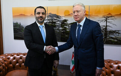 Le ministre libanais des Affaires étrangères, Youssef Rajji, à droite, serre la main de son homologue syrien, Asad al-Shaibani, avant une réunion à Beyrouth, le 10 octobre 2025. (Crédit : JOSEPH EID / AFP)