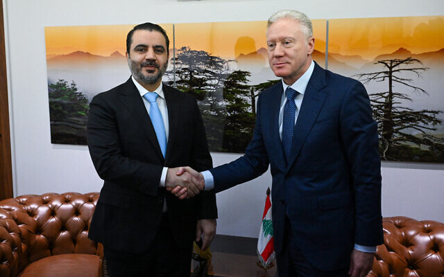 Le ministre libanais des Affaires étrangères, Youssef Rajji, à droite, serre la main de son homologue syrien, Asad al-Shaibani, avant une réunion à Beyrouth, le 10 octobre 2025. (Crédit : JOSEPH EID / AFP)