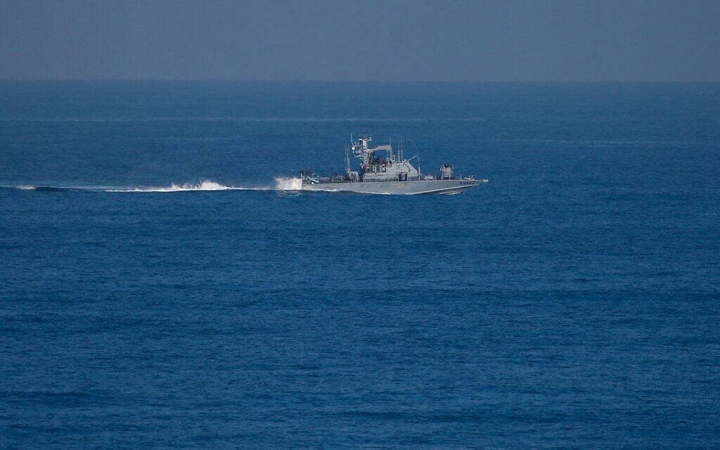 Un navire de la marine israélienne patrouille le long de la côte, vu depuis Nuseirat, dans le centre de la bande de Gaza, le 10 octobre 2025. (Crédit : Eyad BABA / AFP)