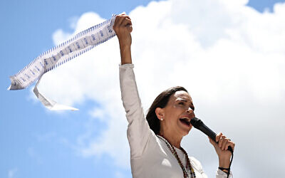 La dirigeante de l'opposition vénézuélienne Maria Corina Machado s'adresse à ses partisans en brandissant des documents électoraux lors d'un rassemblement à Caracas le 28 août 2024. (Crédit : JUAN BARRETO / AFP)
