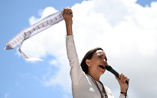 La dirigeante de l'opposition vénézuélienne Maria Corina Machado s'adresse à ses partisans en brandissant des documents électoraux lors d'un rassemblement à Caracas le 28 août 2024. (Crédit : JUAN BARRETO / AFP)
