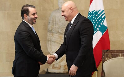 Le président libanais Joseph Aoun (à droite) salue le ministre syrien des Affaires étrangères Asad al-Shaibani avant une réunion au palais présidentiel de Baabda, à l'est de Beyrouth, le 10 octobre 2025 . (Crédit : présidence libanaise / AFP)