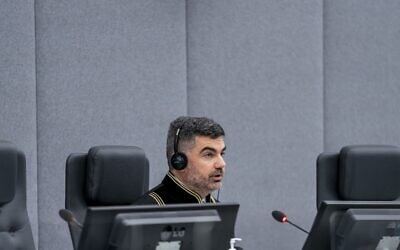 Le juge français Nicolas Guillou préside la première comparution de l'ancien président kosovar devant le tribunal pénal international de La Haye, le 9 novembre 2020, (Crédit : Jerry Lampen / POOL / AFP) / Pays-Bas OUT / PAYS-BAS OUT / PAYS-BAS OUT