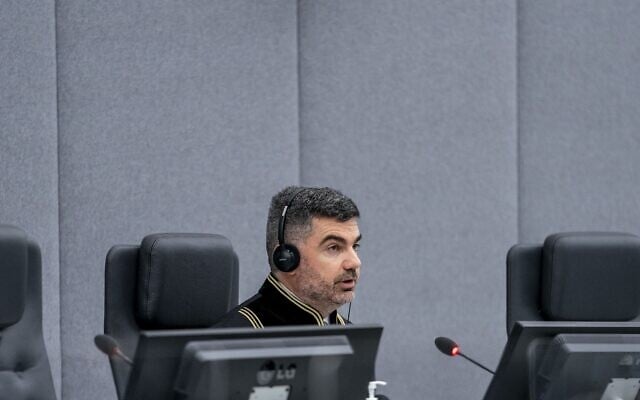 Le juge français Nicolas Guillou préside la première comparution de l'ancien président kosovar devant le tribunal pénal international de La Haye, le 9 novembre 2020, (Crédit : Jerry Lampen / POOL / AFP) / Pays-Bas OUT / PAYS-BAS OUT / PAYS-BAS OUT Le juge français Nicolas Guillou préside la première comparution de l'ancien président kosovar devant le tribunal pénal international de La Haye, le 9 novembre 2020, (Crédit : Jerry Lampen / POOL / AFP) / Pays-Bas OUT / PAYS-BAS OUT / PAYS-BAS OUT
