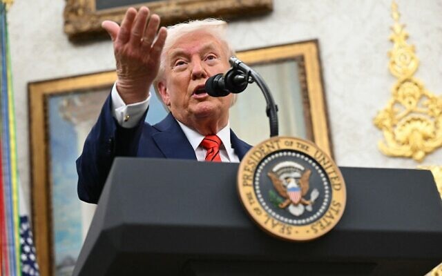 Le président américain Donald Trump annonce un accord visant à réduire les prix des médicaments avec le laboratoire pharmaceutique AstraZeneca dans le bureau ovale de la Maison Blanche à Washington, le 10 octobre 2025. (Crédit : Saul Loeb/AFP)