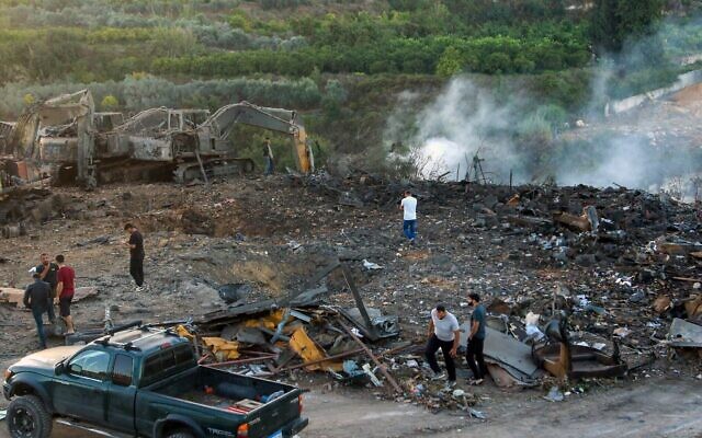 Des personnes inspectent les dégâts causés par une frappe israélienne nocturne dans la région d'Al-Msayleh, dans le sud du Liban, le 11 octobre 2025. (Crédit : Mahmoud ZAYYAT / AFP)