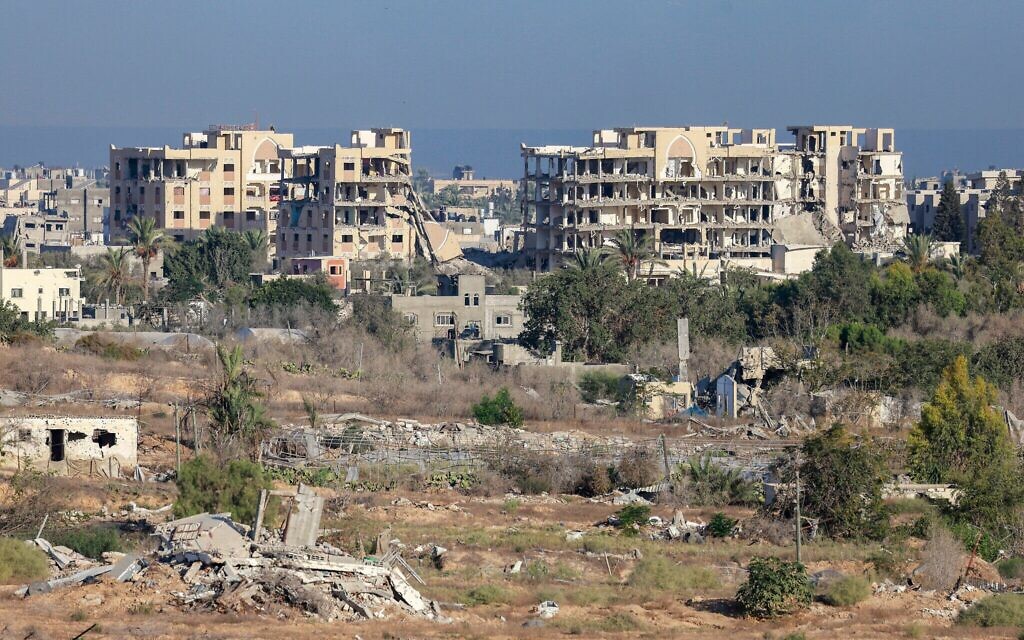 Cette photo prise depuis la barrière frontalière entre Israël et Gaza montre des bâtiments détruits dans la bande de Gaza, le 11 octobre 2025. (Crédit : Menahem Kahana / AFP)