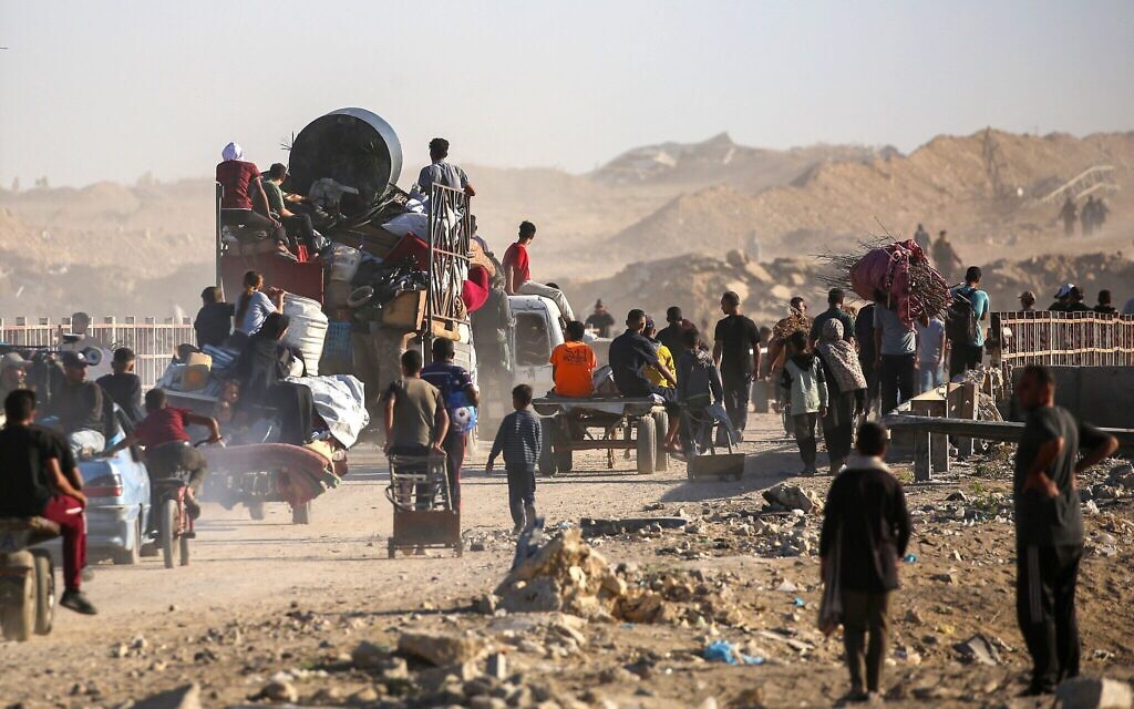 Des Palestiniens se rendent à Gaza-City via le corridor de Netzarim depuis Nuseirat, dans le centre de la bande de Gaza, le 11 octobre 2025. (Crédit : Eyad BABA / AFP)