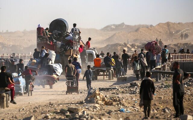 Des Palestiniens se rendent à Gaza-City via le corridor de Netzarim depuis Nuseirat, dans le centre de la bande de Gaza, le 11 octobre 2025. (Crédit : Eyad BABA / AFP) Des Palestiniens se rendent à Gaza-City via le corridor de Netzarim depuis Nuseirat, dans le centre de la bande de Gaza, le 11 octobre 2025. (Crédit : Eyad BABA / AFP)