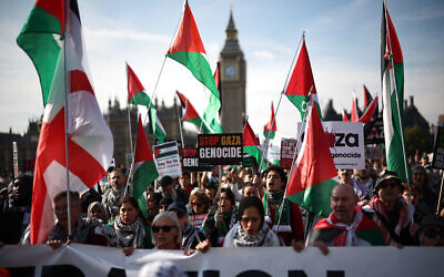 Des sympathisants pro-palestiniens et anti-Israël brandissent des pancartes et des drapeaux dans le centre de Londres, le 11 octobre 2025, lors de la 32e « Marche nationale pour la Palestine » organisée par la Campagne de solidarité avec la Palestine, depuis octobre 2023. (Crédit : HENRY NICHOLLS / AFP)