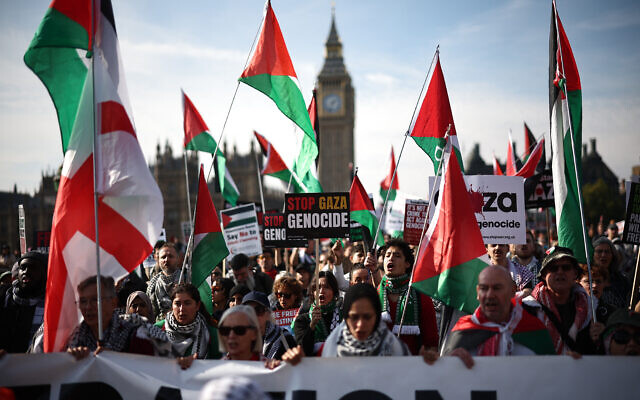 Des sympathisants pro-palestiniens et anti-Israël brandissent des pancartes et des drapeaux dans le centre de Londres, le 11 octobre 2025, lors de la 32e « Marche nationale pour la Palestine » organisée par la Campagne de solidarité avec la Palestine, depuis octobre 2023. (Crédit : HENRY NICHOLLS / AFP)