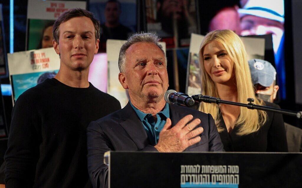 L'envoyé spécial américain pour le Moyen-Orient, Steve Witkoff (au centre), s'exprime sur la place des Otages à Tel Aviv, accompagné de Jared Kushner (à gauche) et d'Ivanka Trump, le 11 octobre 2025. (Crédit : Jack GUEZ / AFP)