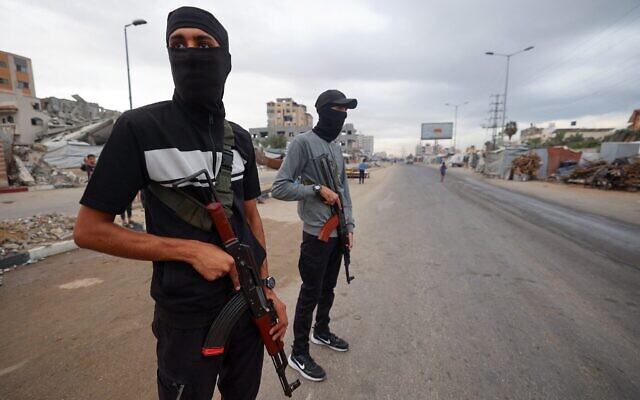 Des membres des forces de sécurité intérieure fidèles au groupe terroriste palestinien du Hamas, gardent un poste de contrôle dans le camp de réfugiés de Nuseirat, dans le centre de la bande de Gaza, le 12 octobre 2025. (Crédit ; Eyad BABA / AFP)