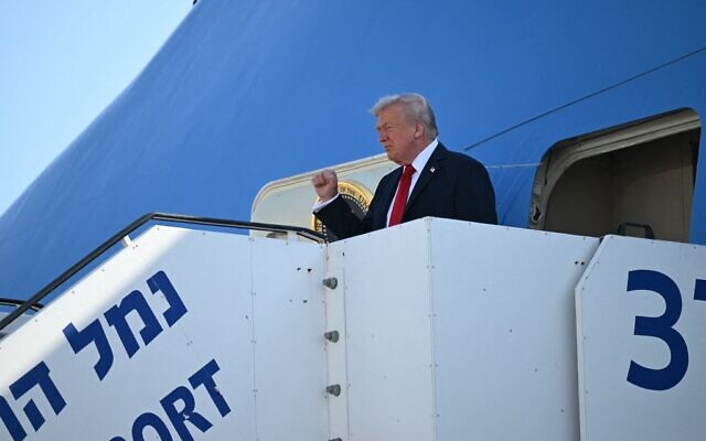 Illustration : Le président américain Donald Trump débarquant de 'lAir Force One à son arrivée à l'aéroport Ben Gurion, le 13 octobre 2025. (Crédit : Saul Loeb/AFP) Illustration : Le président américain Donald Trump débarquant de 'lAir Force One à son arrivée à l'aéroport Ben Gurion, le 13 octobre 2025. (Crédit : Saul Loeb/AFP)