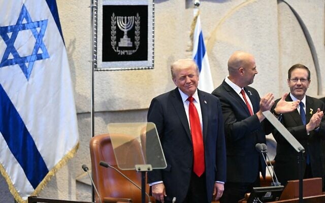 Le président américain Donald Trump ovationné avant de prendre la parole à la Knesset, à Jérusalem, le 13 octobre 2025. (Crédit : Saul Loeb/AFP)