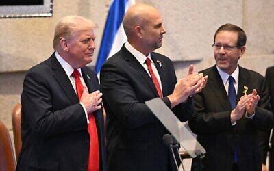 Le président américain Donald Trump (à gauche), le président de la Knesset Amir Ohana (au centre) et le président Isaac Herzog à la Knesset, à Jérusalem, le 13 octobre 2025 (Crédit : Kenny HOLSTON / POOL / AFP)