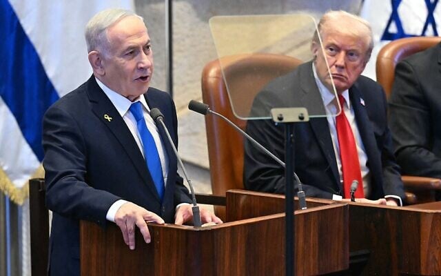 Le président américain Donald Trump (à droite) écoutant le Premier ministre Benjamin Netanyahu s'adresser à la Knesset, à Jérusalem, le 13 octobre 2025. (Crédit : Saul Loeb/POOL/AFP)