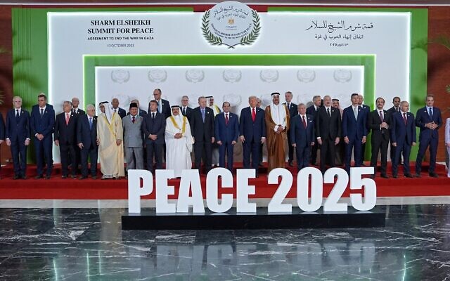 Le président américain Donald Trump (au centre) et d'autres dirigeants mondiaux posent pour une photo de groupe lors du sommet pour la paix de Charm el-Cheikh, dans la station balnéaire égyptienne de Charm el-Cheikh, sur la mer Rouge, le 13 octobre 2025. (Crédit : Evan Vucci / POOL / AFP) Le président américain Donald Trump (au centre) et d'autres dirigeants mondiaux posent pour une photo de groupe lors du sommet pour la paix de Charm el-Cheikh, dans la station balnéaire égyptienne de Charm el-Cheikh, sur la mer Rouge, le 13 octobre 2025. (Crédit : Evan Vucci / POOL / AFP)