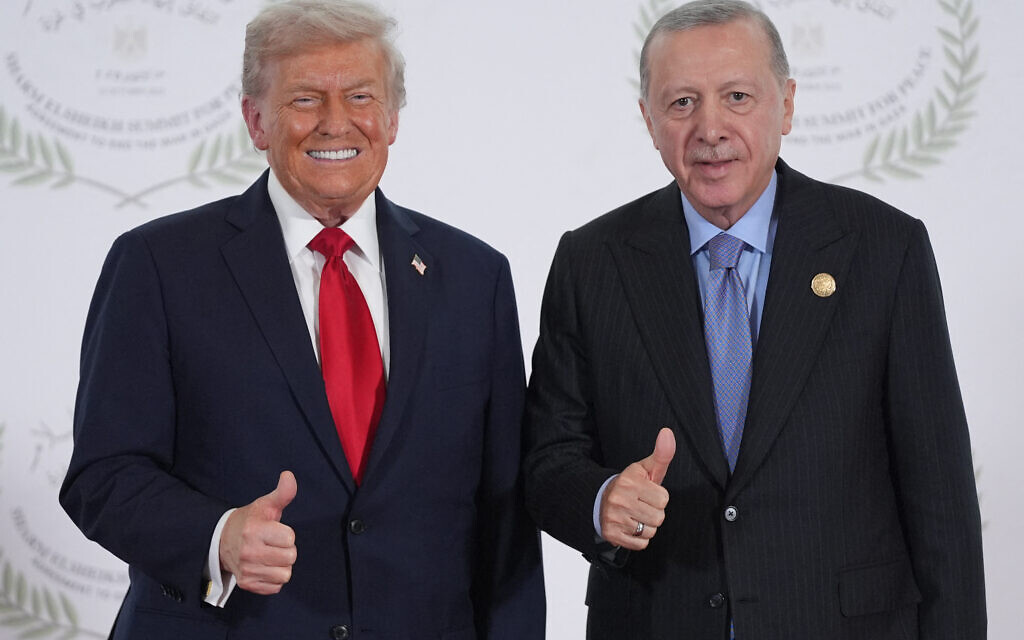 Le président américain Donald Trump et le président turc Recep Tayyip Erdogan posant pour une photo lors d'un sommet sur Gaza, à Charm el-Cheikh, le 13 octobre 2025. (Crédit : Evan Vucci/POOL/AFP)