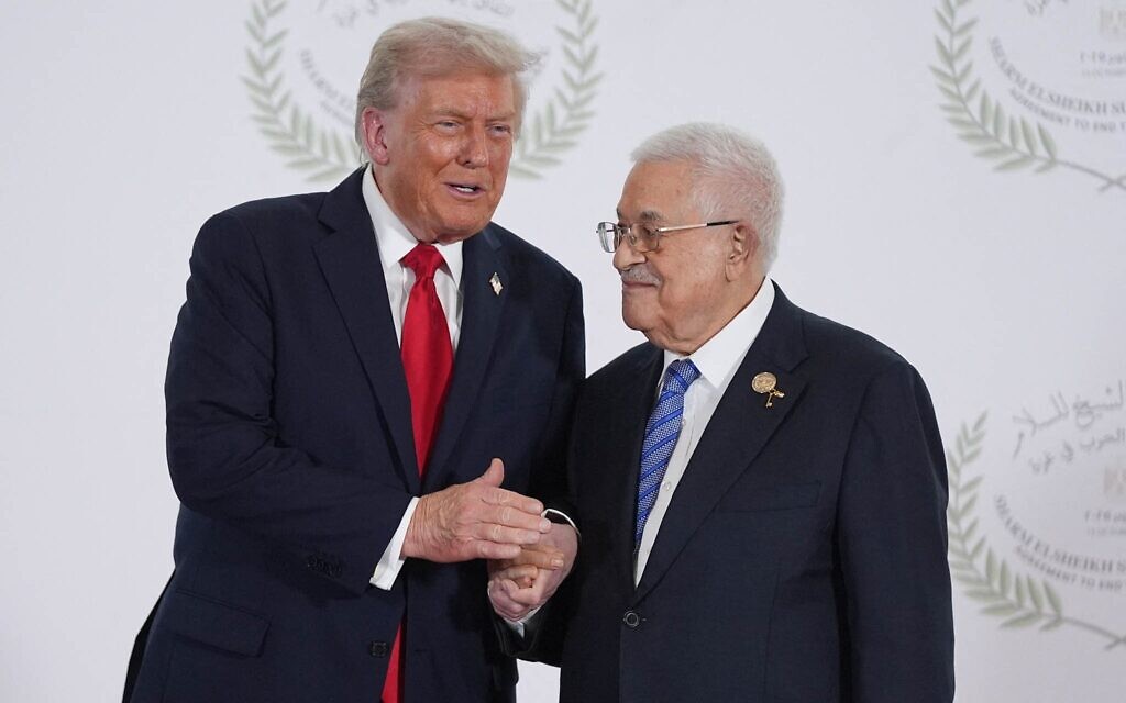 Le président américain Donald Trump (à gauche) saluant le dirigeant de l'Autorité palestinienne, Mahmoud Abbas, lors d'un sommet sur Gaza, à Charm el-Cheikh, le 13 octobre 2025. (Crédit : Evan Vucci/POOL/AFP) Le président américain Donald Trump (à gauche) saluant le dirigeant de l'Autorité palestinienne, Mahmoud Abbas, lors d'un sommet sur Gaza, à Charm el-Cheikh, le 13 octobre 2025. (Crédit : Evan Vucci/POOL/AFP)