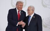 Le président américain Donald Trump (à gauche) saluant le dirigeant de l'Autorité palestinienne, Mahmoud Abbas, lors d'un sommet sur Gaza, à Charm el-Cheikh, le 13 octobre 2025. (Crédit : Evan Vucci/POOL/AFP)